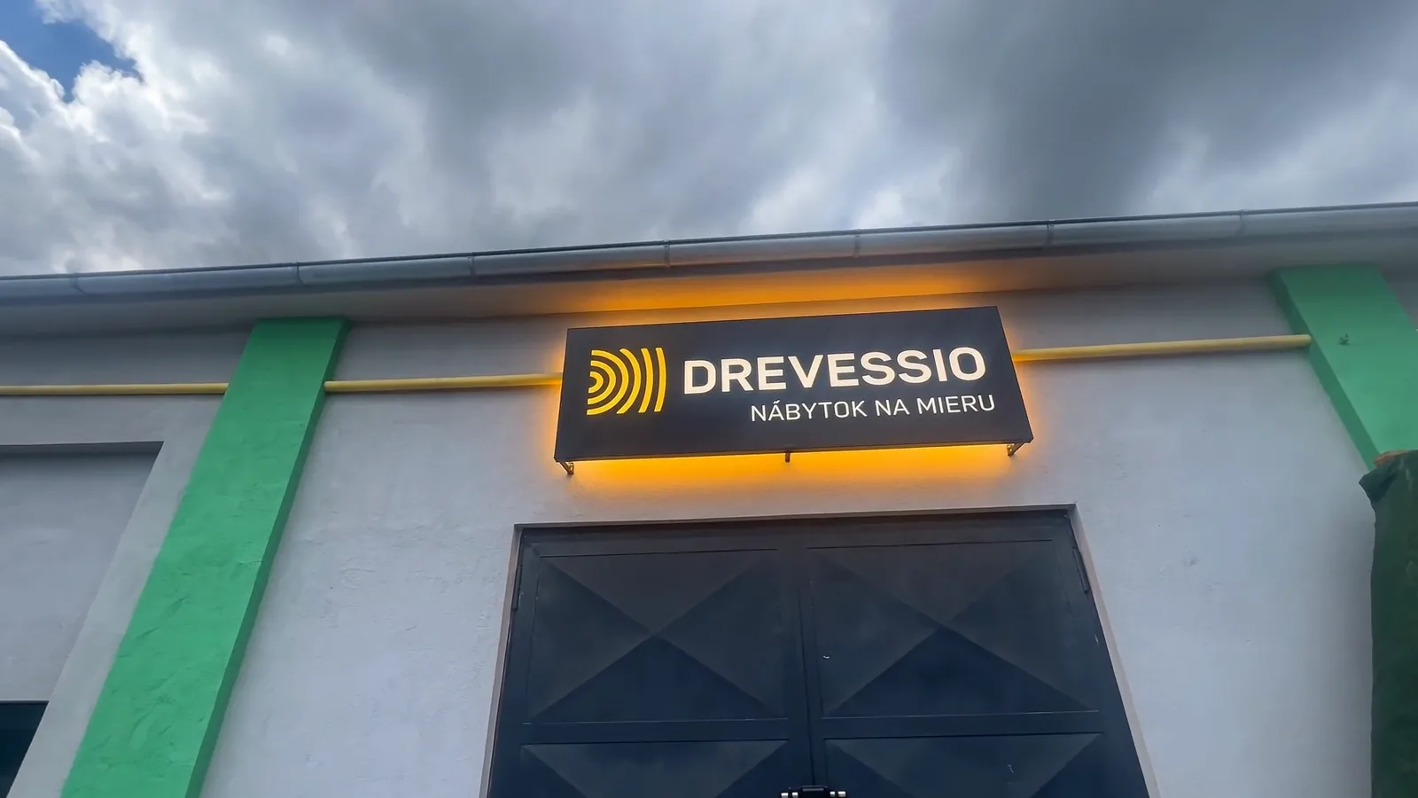 Cesta do stolárstva Drevessio — Ľudovíta Stárka 2854, Trenčín, Zlatovce pri Váhu