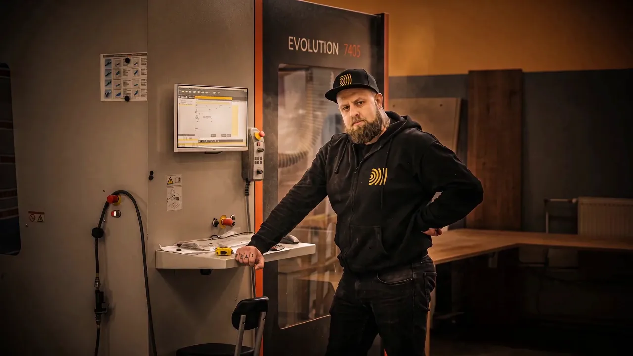 Simon, zakladateľ Drevessia, pri CNC obrábacom centre HOLZ-HER