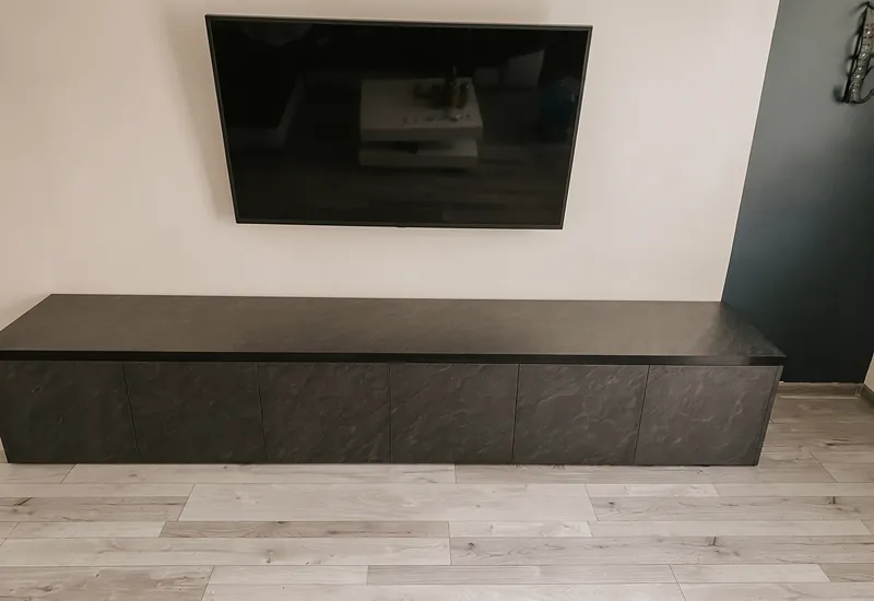 Dlhá plávajúca TV zostava v kamennom dekore